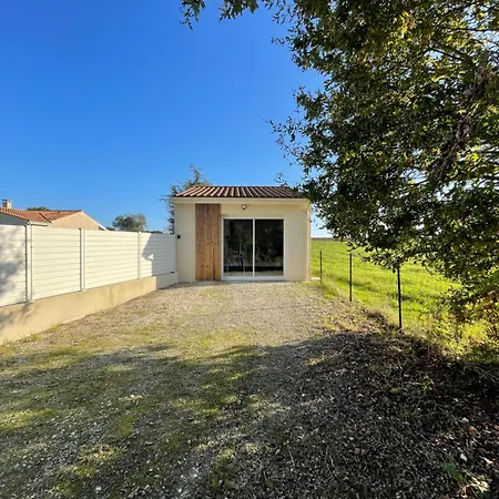 Holiday home Maison Avec Grand Espace En Hauteur Saint-Georges-des-Coteaux